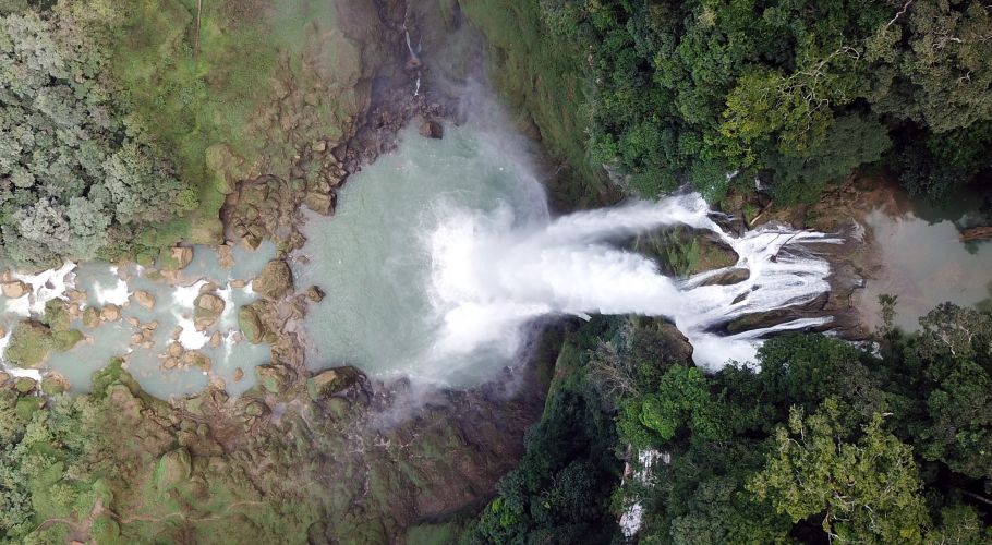 Matayangu Blue waterfall in Sumba Cascada azul en Sumba Vista de drones